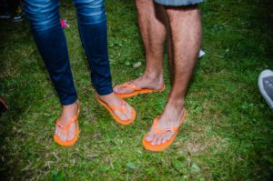 Publiek met oranje teenslippers tijdens ParkCity Live, Heerlen 5 juli 2014