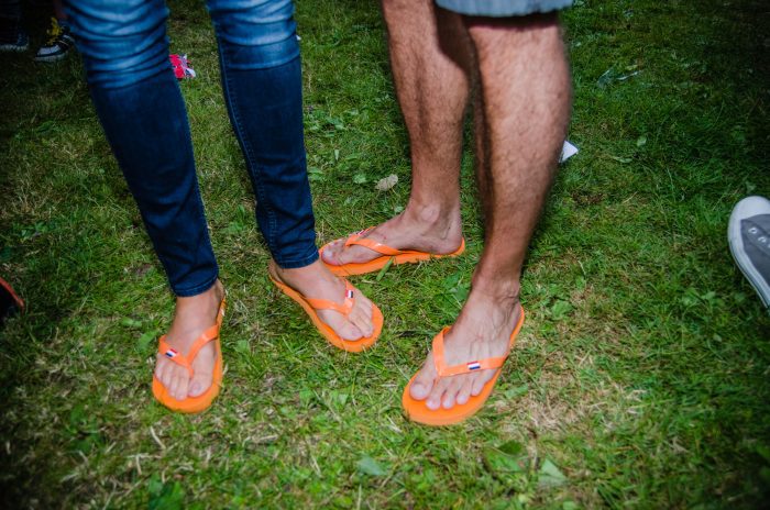 Publiek met oranje teenslippers tijdens ParkCity Live, Heerlen 5 juli 2014