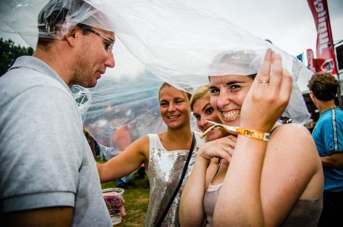 Publiek in de regen tijdens ParkCity Live, Heerlen 5 juli 2014