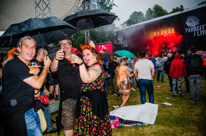 Publiek in de regen bij mainstage tijdens ParkCity Live, Heerlen 5 juli 2014