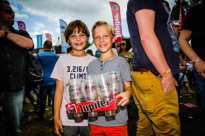 Jongens halen bekers op tijdens ParkCity Live, Heerlen 6 juli 2014