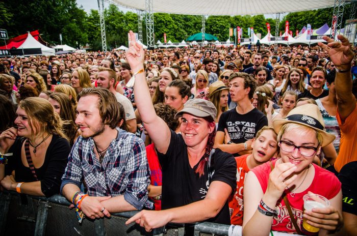 Publiek tijdens optreden van Kensington, ParkCity Live, Heerlen 6-7-2014