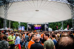 Publiek onder de "Perfect Sky" tijdens ParkCity Live, Heerlen 5 juli 2014